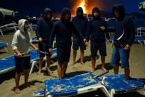 Maranza assaltano le spiagge e devastano gli stabilimenti: “Sono armati e pericolosi”
