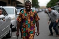 Migrante minaccia di sgozzare passanti con la mannaia – VIDEO