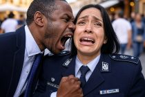 Sputa, urla e picchia la carabiniera trascinandola per l’orecchio