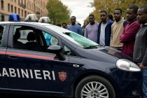 Migranti sfasciano auto carabinieri: italiane dopo anni di scuola come piace a Tajani