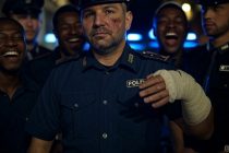 Poliziotti circondati e pestati da immigrati furiosi: non potete arrestarci