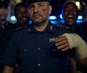 Poliziotti circondati e pestati da immigrati furiosi: non potete arrestarci