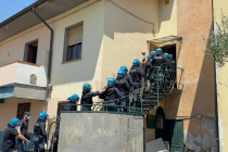 Vicofaro, polizia sgombera la chiesa: portati via a forza gli ultimi immigrati – VIDEO
