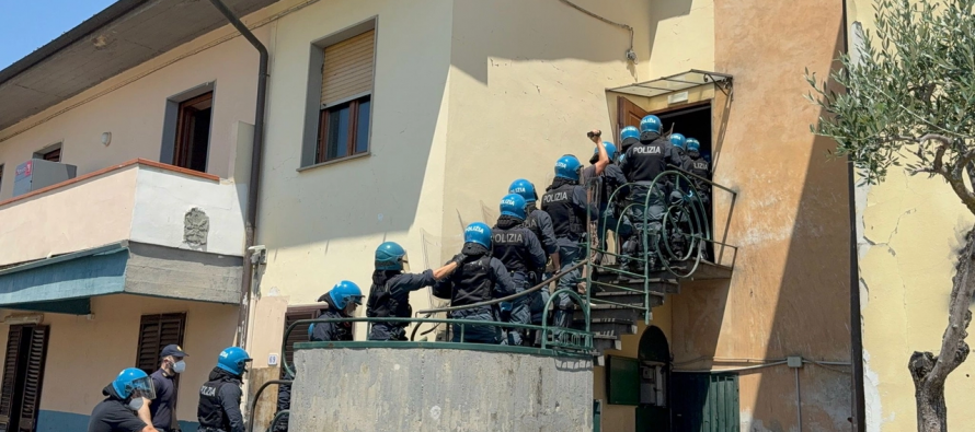 Vicofaro, polizia sgombera la chiesa: portati via a forza gli ultimi immigrati – VIDEO