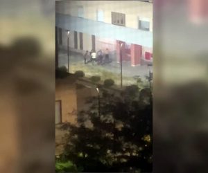 Circondato e massacrato dagli spacciatori africani: una lunga scia di sangue – VIDEO