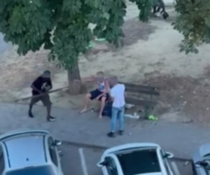 Africano bastona italiani e ride: schiaffi e minacce – VIDEO