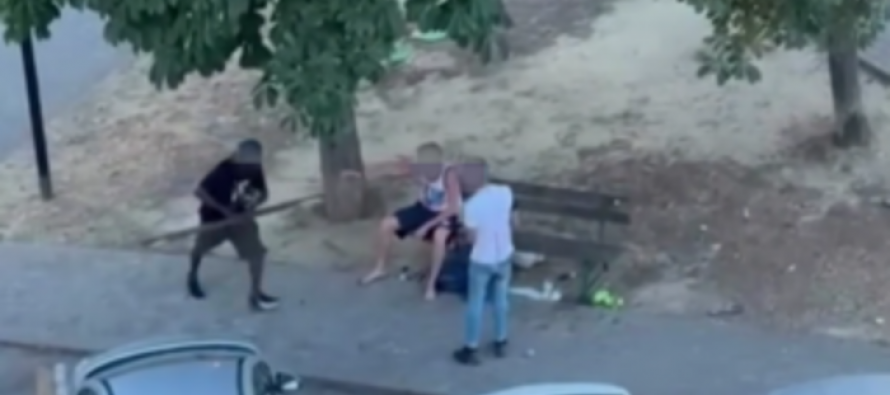 Africano bastona italiani e ride: schiaffi e minacce – VIDEO