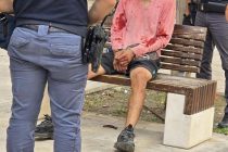 Nordafricano distrugge auto armato di mazza di ferro: sindaco di sinistra attacca cittadini