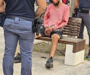 Nordafricano distrugge auto armato di mazza di ferro: sindaco di sinistra attacca cittadini