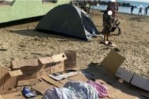 Cesenatico, zingari erigono campo nomadi in spiaggia: “Ora è nostra”