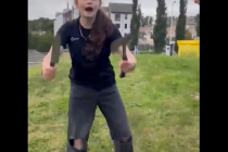 Bambina denuncia molestie da immigrato Alì, autorità la indagano lei perché armata