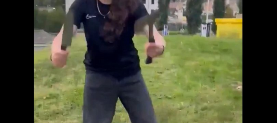 Bambina denuncia molestie da immigrato Alì, autorità la indagano lei perché armata