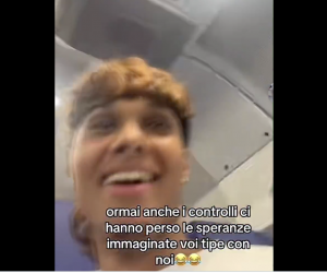Maranza occupano treno e irridono donne controllori: “Voi tipe non potete farci nulla” – VIDEOEDE