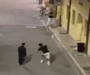 Da solo sfida i maranza che vogliono ucciderlo a bottigliate – VIDEO