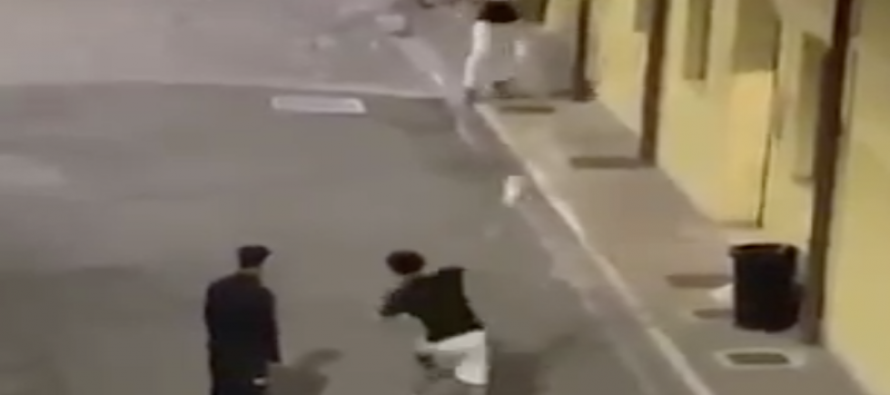Da solo sfida i maranza che vogliono ucciderlo a bottigliate – VIDEO