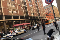 Africano distrugge auto, 10 poliziotti lo bloccano disturbati da buonista