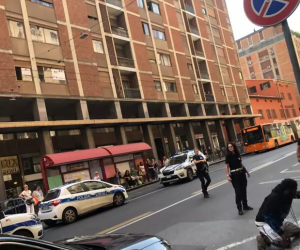 Africano distrugge auto, 10 poliziotti lo bloccano disturbati da buonista