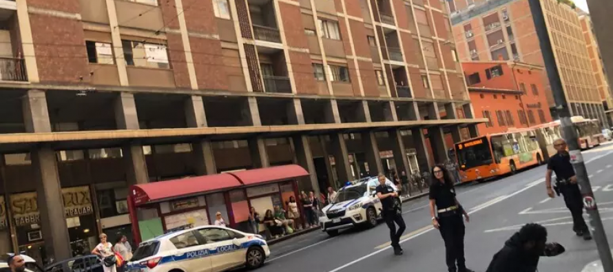 Africano distrugge auto, 10 poliziotti lo bloccano disturbati da buonista