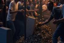 Immigrato distrugge locale, clienti barricati all’interno – VIDEO