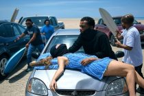 Straniero prima la massacra poi la carica sull’auto e la porta via!