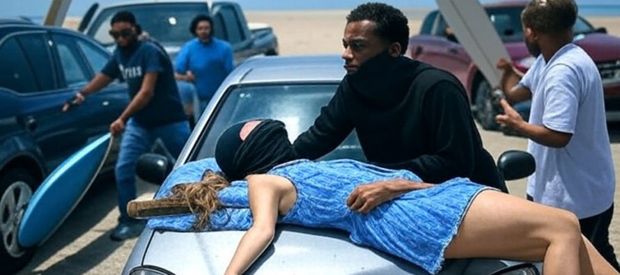 Straniero prima la massacra poi la carica sull’auto e la porta via!