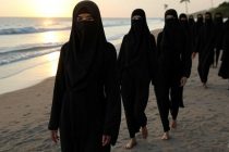 Sfilata di moda in burkini a Marina di Massa organizzata dalla sinistra