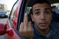 Maranza fugge in auto e sfotta la polizia: “Non potete farmi nulla” – VIDEO
