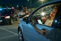 Immigrati speronano auto carabinieri: “Non ci potete fermare”