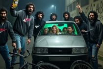 Famiglia in auto accerchiata da branco immigrati: auto vandalizzata, terrore