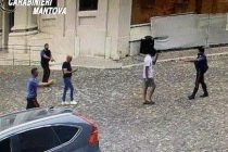 Islamico distrugge auto e urla: “Convertitevi tutti all’Islam! Allah Akbar”
