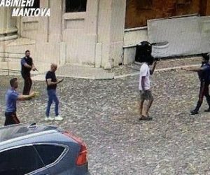 Islamico distrugge auto e urla: “Convertitevi tutti all’Islam! Allah Akbar”