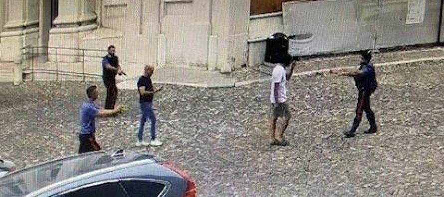 Islamico distrugge auto e urla: “Convertitevi tutti all’Islam! Allah Akbar”