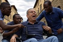 Immigrati accerchiano disabile in carrozzina e lo rapinano