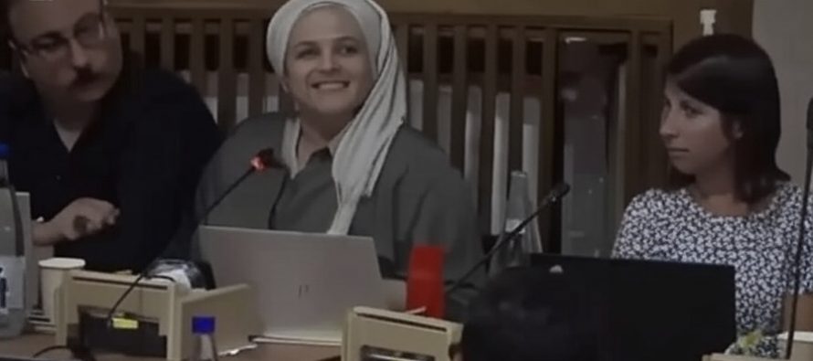 Politici islamici ci cacciano: “Se non vi pace il velo andatevene” – VIDEO