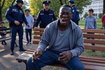 Molesta bambini e passanti: picchia poliziotti che lo fermano