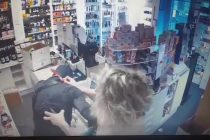 Donna rapinata picchia il maranza e lo mette in fuga – VIDEO