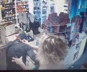 Donna rapinata picchia il maranza e lo mette in fuga – VIDEO