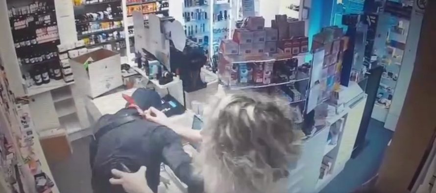 Donna rapinata picchia il maranza e lo mette in fuga – VIDEO