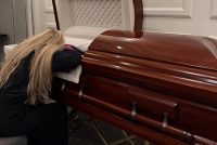 Pena di morte per l’assassino di Kirk, la mamma: “Avvelenato dall’ideologia woke”
