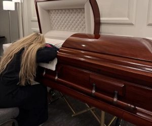 Charlie Kirk, l’assassino ha un ‘compagno’ trans: voleva uccidere un uomo bianco eterosessuale