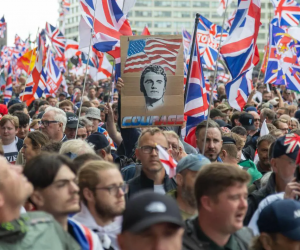 L’esercito di Charlie si prende Londra: 100mila patrioti contro Starmer