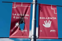 **Jesi, cartello col burqa bruciato: il popolo si ribella all’islamizzazione**
