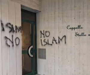 “No islam” sulla chiesa che vogliono trasformare in moschea: rivolta a Genova