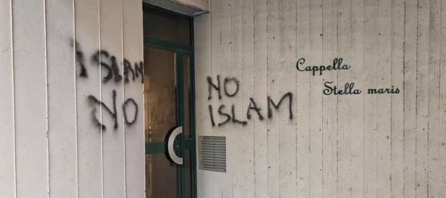 “No islam” sulla chiesa che vogliono trasformare in moschea: rivolta a Genova