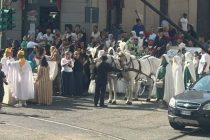 Donne velate e cavalli, il matrimonio marocchino blocca le strade di Torino – FOTO