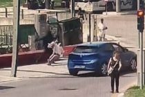 Pestaggio brutale: donna abbattuta da africano razzista per strada