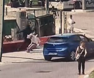 Pestaggio brutale: donna abbattuta da africano razzista per strada