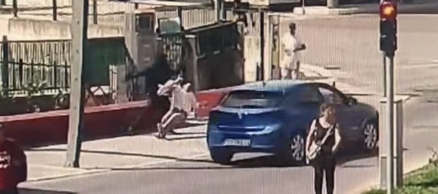 Pestaggio brutale: donna abbattuta da africano razzista per strada