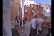 Baby Borseggiatrici Aggrediscono Turiste con Sputi e Calci – VIDEO