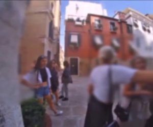 Baby Borseggiatrici Aggrediscono Turiste con Sputi e Calci – VIDEO